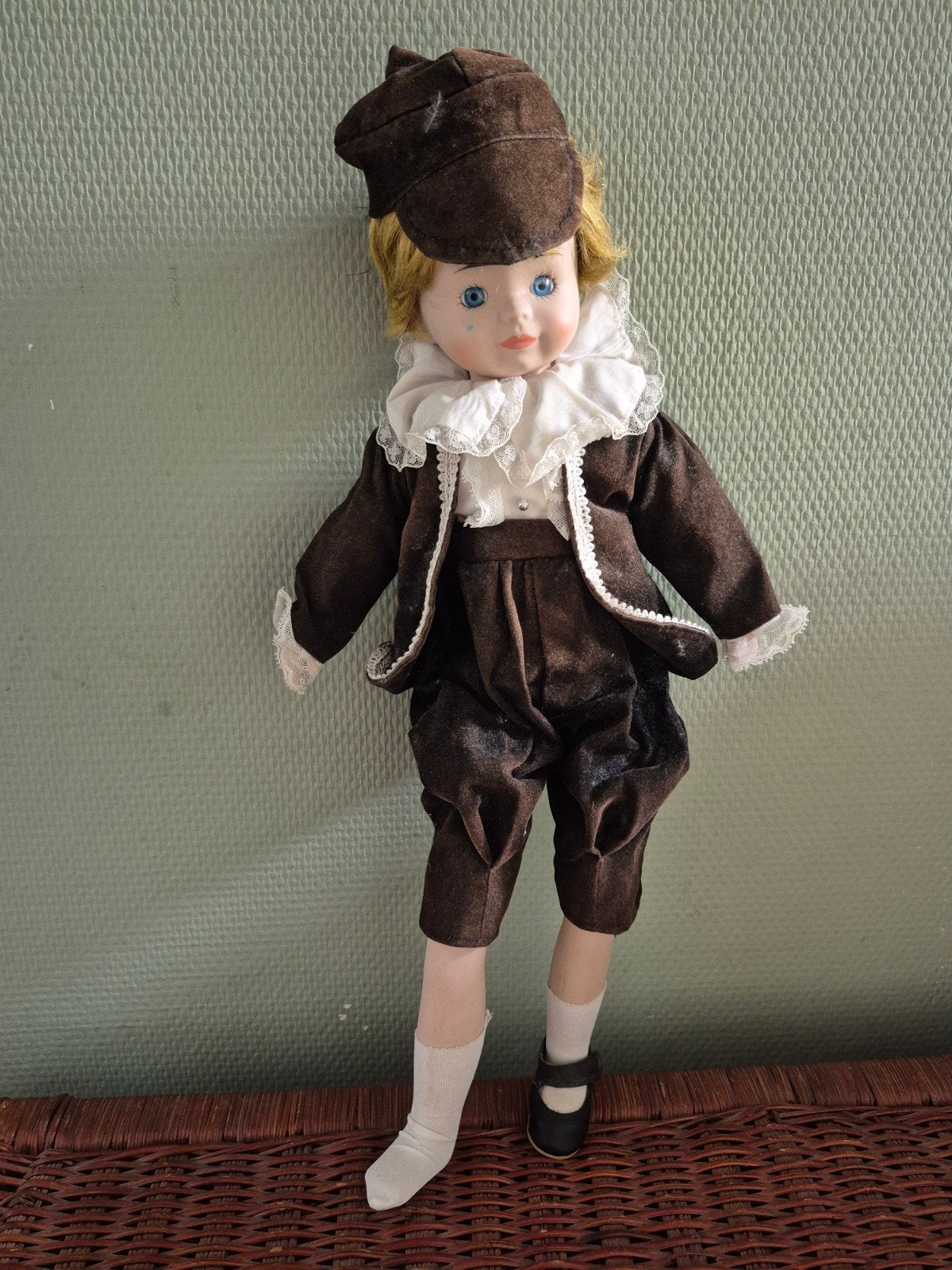Vintage porseleinen pop jongen met bruin fluwelen pak, Verzamelen, Poppen, Ophalen of Verzenden, Gebruikt, Pop