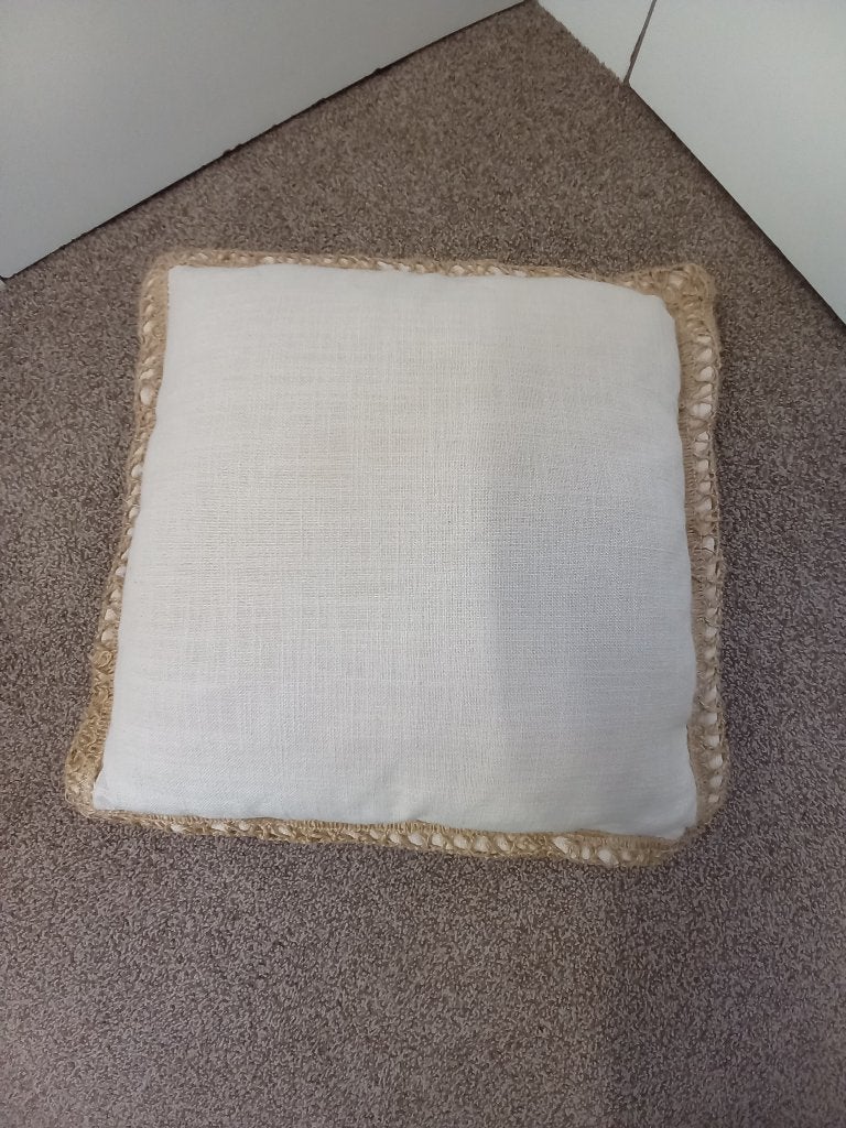 Te koop: Sierkussen met gehaakte rand en binnenkussen., Ophalen, Gebruikt, Beige, Vierkant