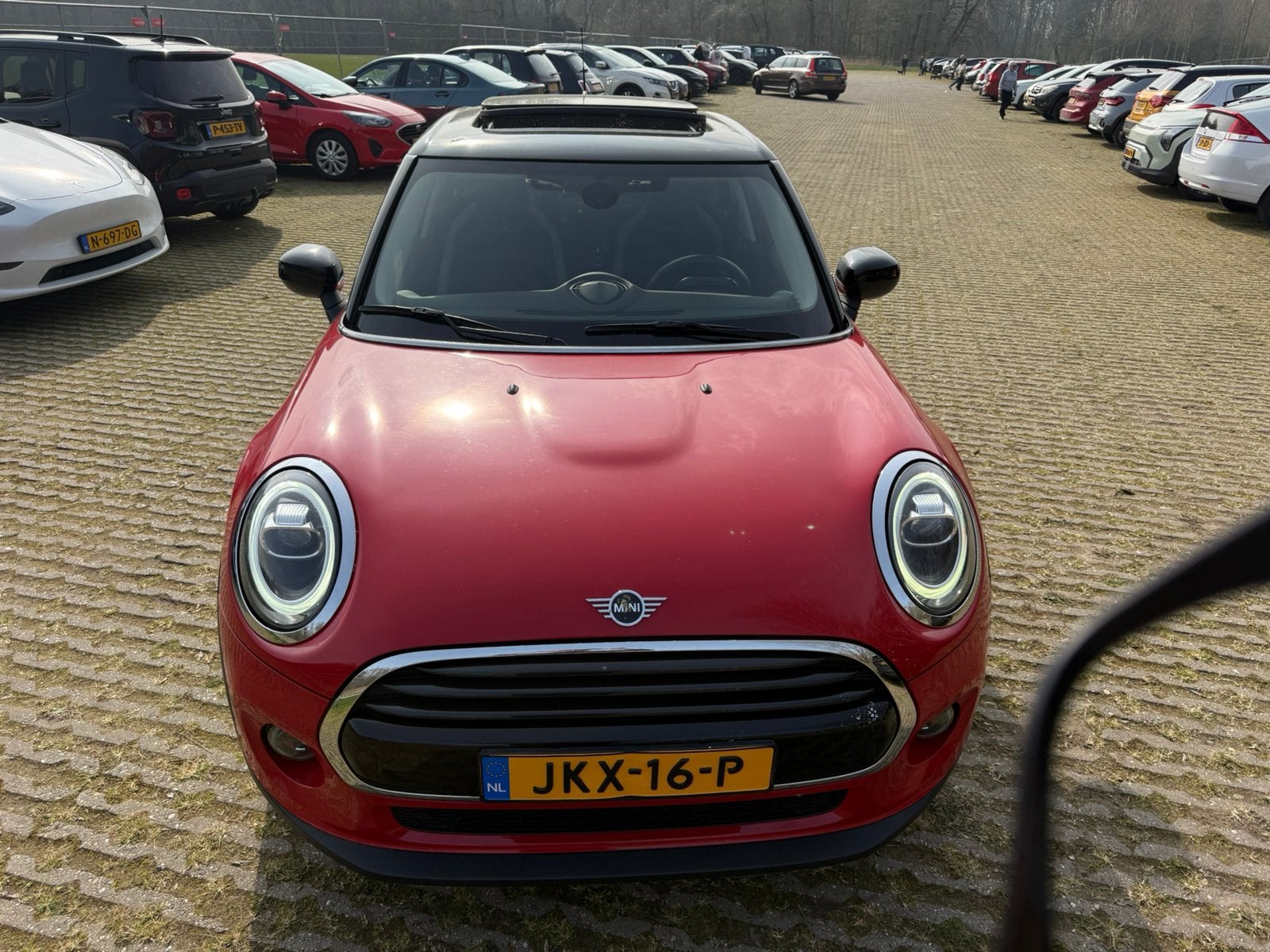 Foto 3 van Perfecte Mini Cooper 5-deurs (f55) Rood