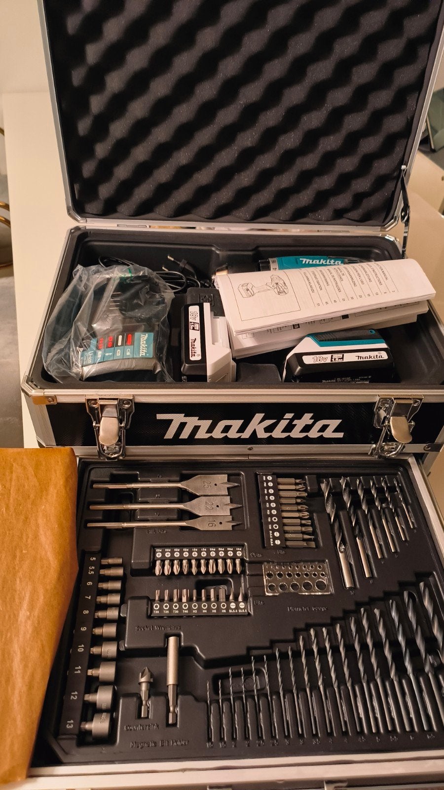 Makita Accuboormachine met 70-delige accessoireset, Ophalen, 600 watt of meer, Variabele snelheid, Nieuw