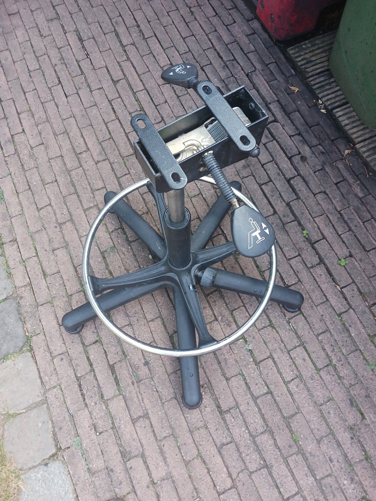 Onderstel voor een stuurstoel, Ophalen