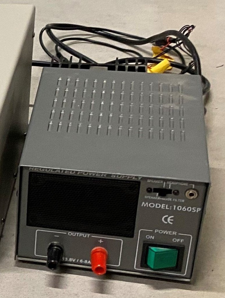 Voeding 13.8V / 6-8A model 1060SP met luidspreker, Telecommunicatie, Ophalen of Verzenden, Zo goed als nieuw