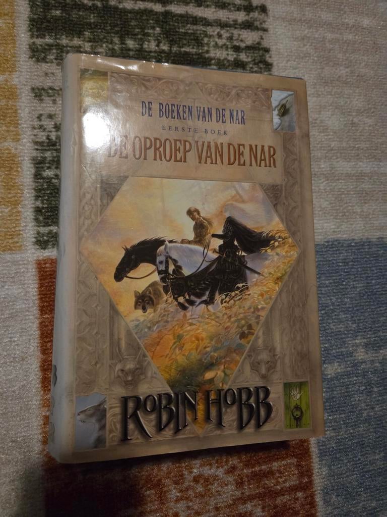 Robin Hobb - 1 De oproep van de Nar Hardcover, Ophalen of Verzenden, Gelezen, Robin Hobb