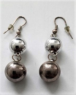 Zilverkleurige hangoorbellen met dubbele Bollen, Overige materialen, Hangers, Nieuw, Ophalen of Verzenden