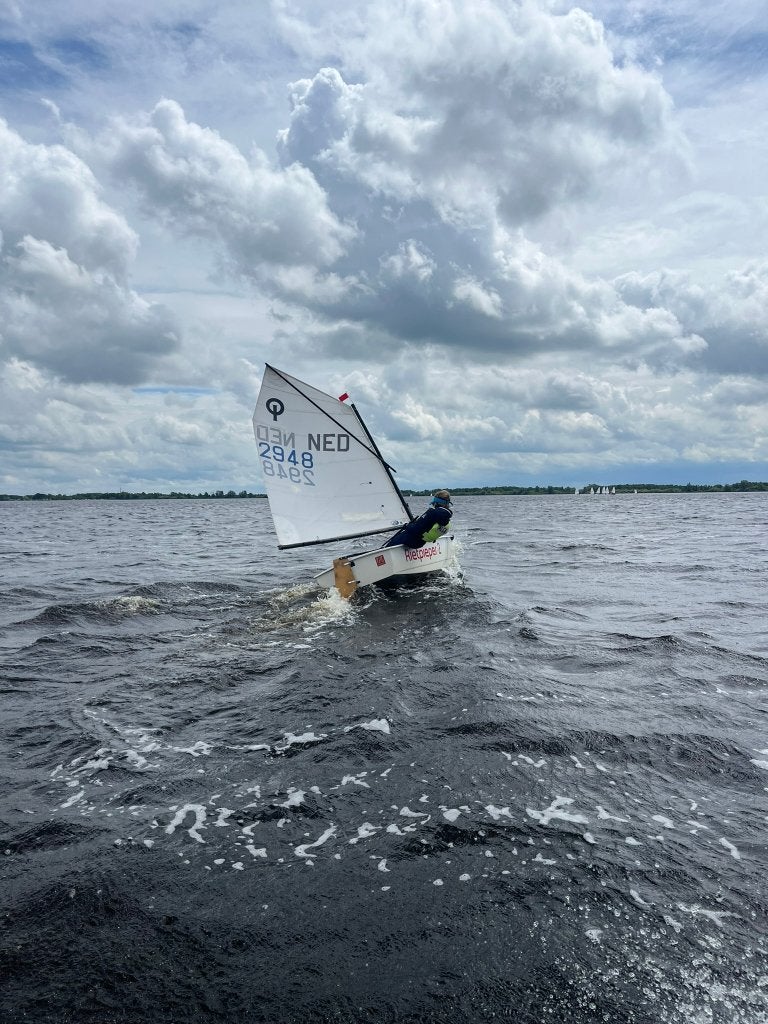 Optimist Winner met trailer en hoes - wedstrijdbootje, Watersport en Boten, Gebruikt, Minder dan 15 m², Overige typen, Ophalen