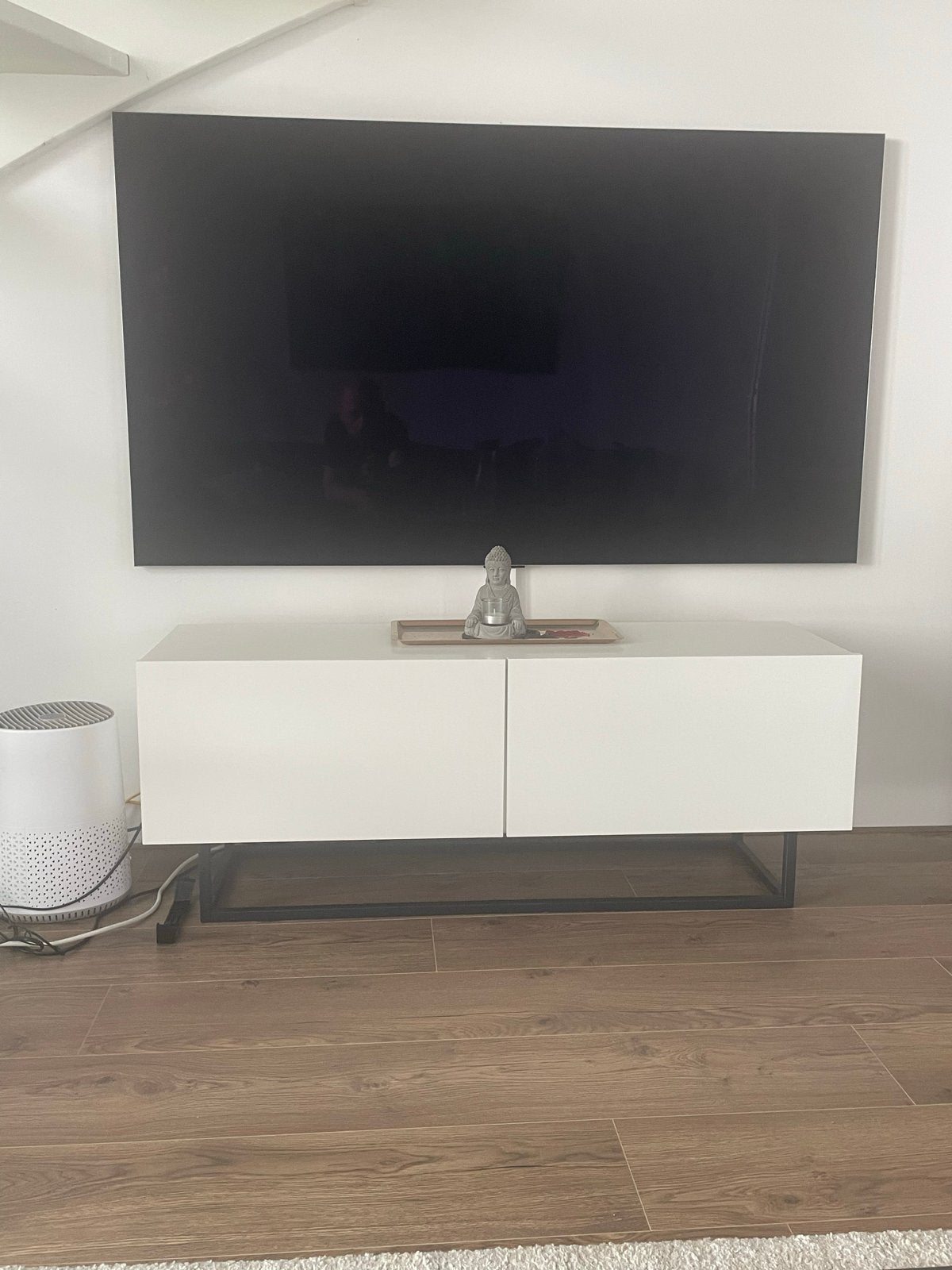 Modern wit tv-meubel met zwart metalen onderstel, Ophalen, Kunststof, 100 tot 150 cm, Zo goed als nieuw