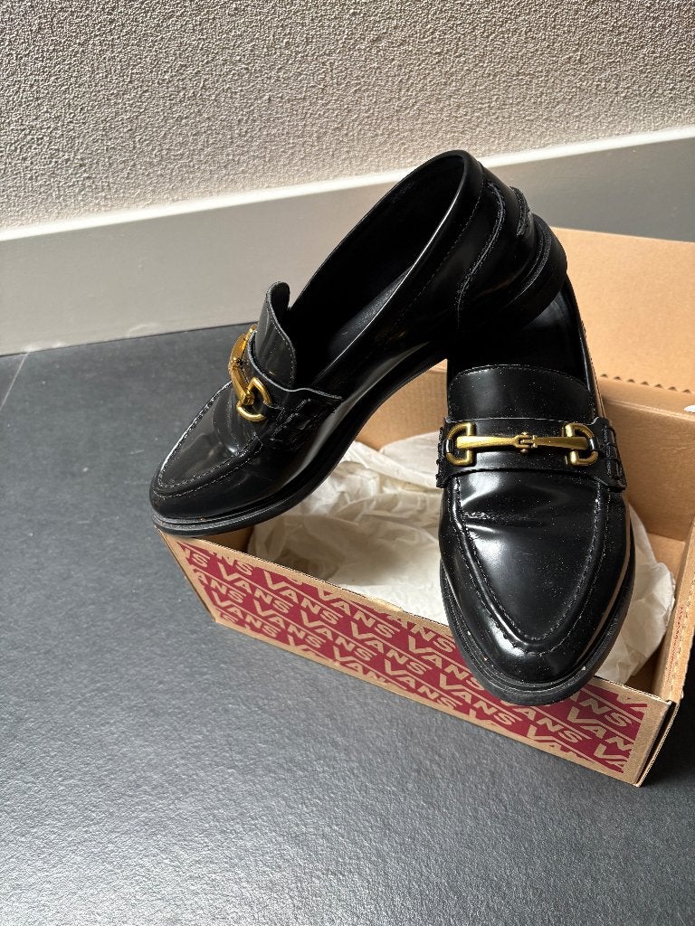 Eleganten zwarte loafers met gouden detail. Maat 36, Kleding | Dames, Schoenen, Ophalen, Mamminu dutti, Zo goed als nieuw, Instappers