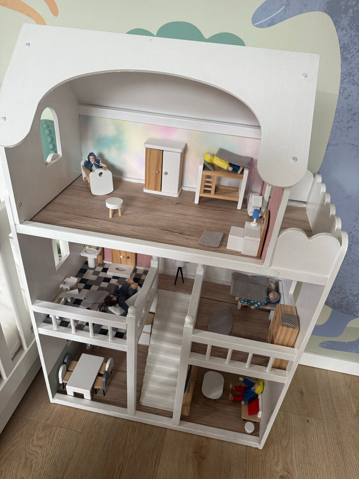 Poppenhuis met poppetjes en meubeltjes, zelf opgeknapt, Ophalen, Gebruikt, Poppenhuis
