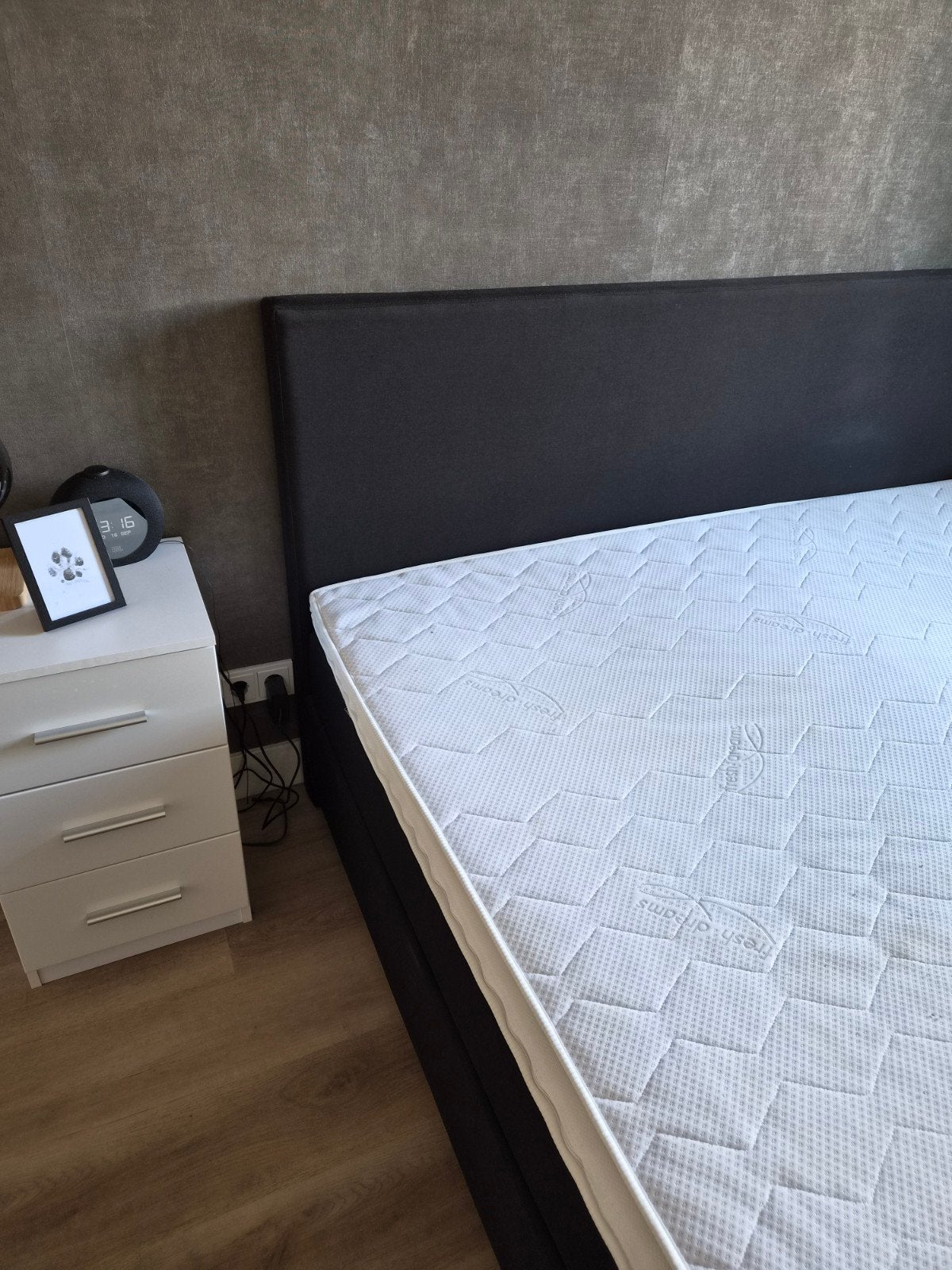 Foto 2 van Tweepersoons boxspring 180x200 met matras en topper