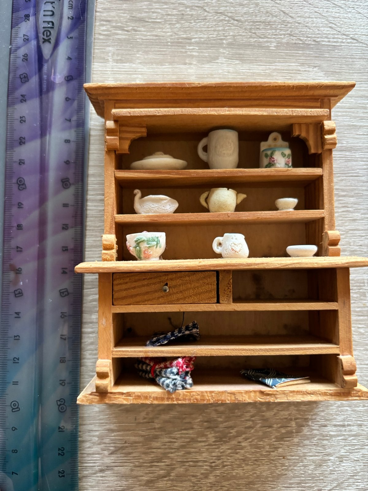 Miniatuur houten poppenhuis kastje met servies, Ophalen of Verzenden, Gebruikt, Poppenhuis
