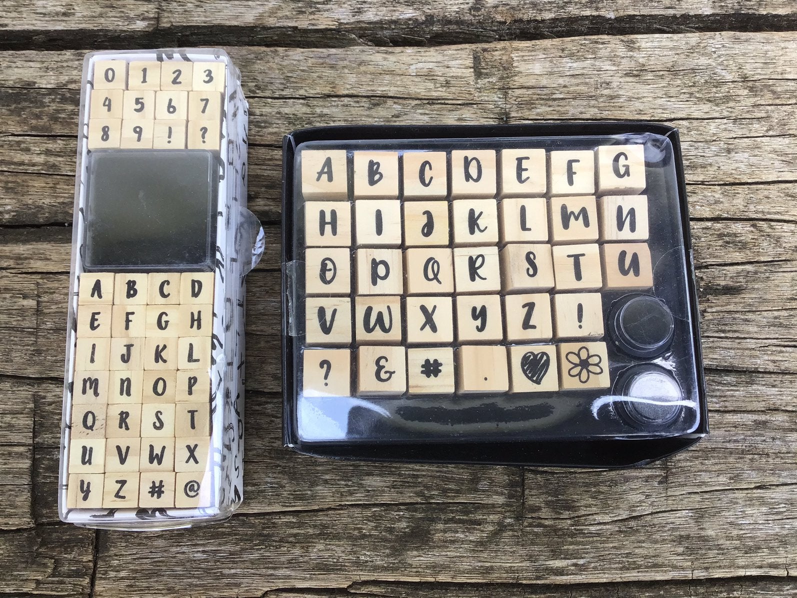 2 Houten stempelsetjes a-b-c-d etc., Ophalen of Verzenden, Zo goed als nieuw