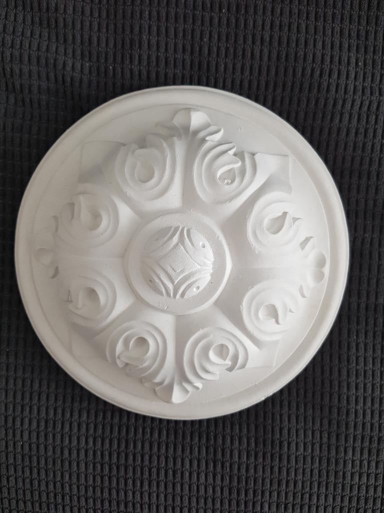 Plafondrozet ornament gips Ø 23,5 cm., Huis en Inrichting, Overige Huis en Inrichting, Nieuw, Ophalen of Verzenden