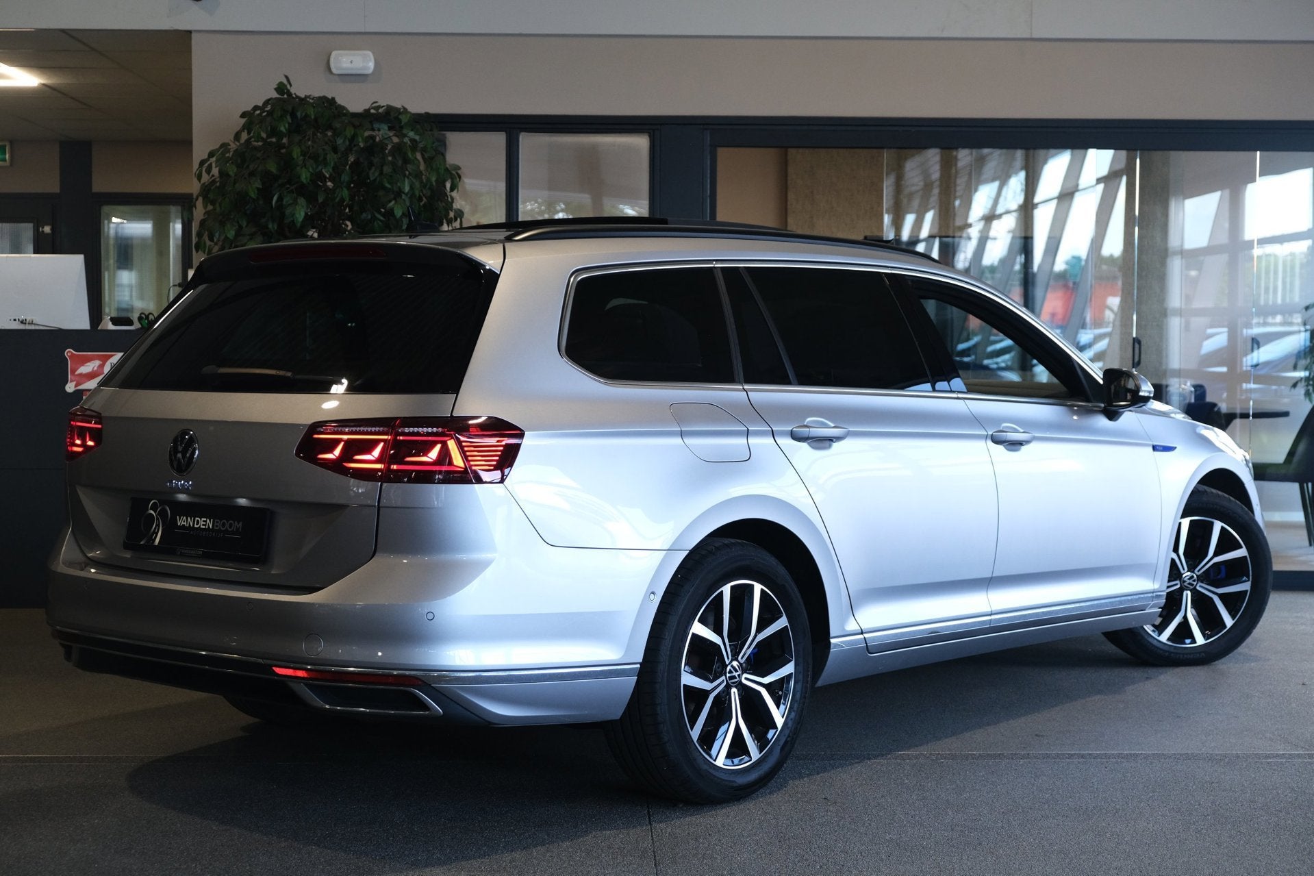 Volkswagen Passat 1.4 TSI PHEV GTE 218 PK Pano Trek Virtual, Stof, Gebruikt, 4 cilinders, Grijs
