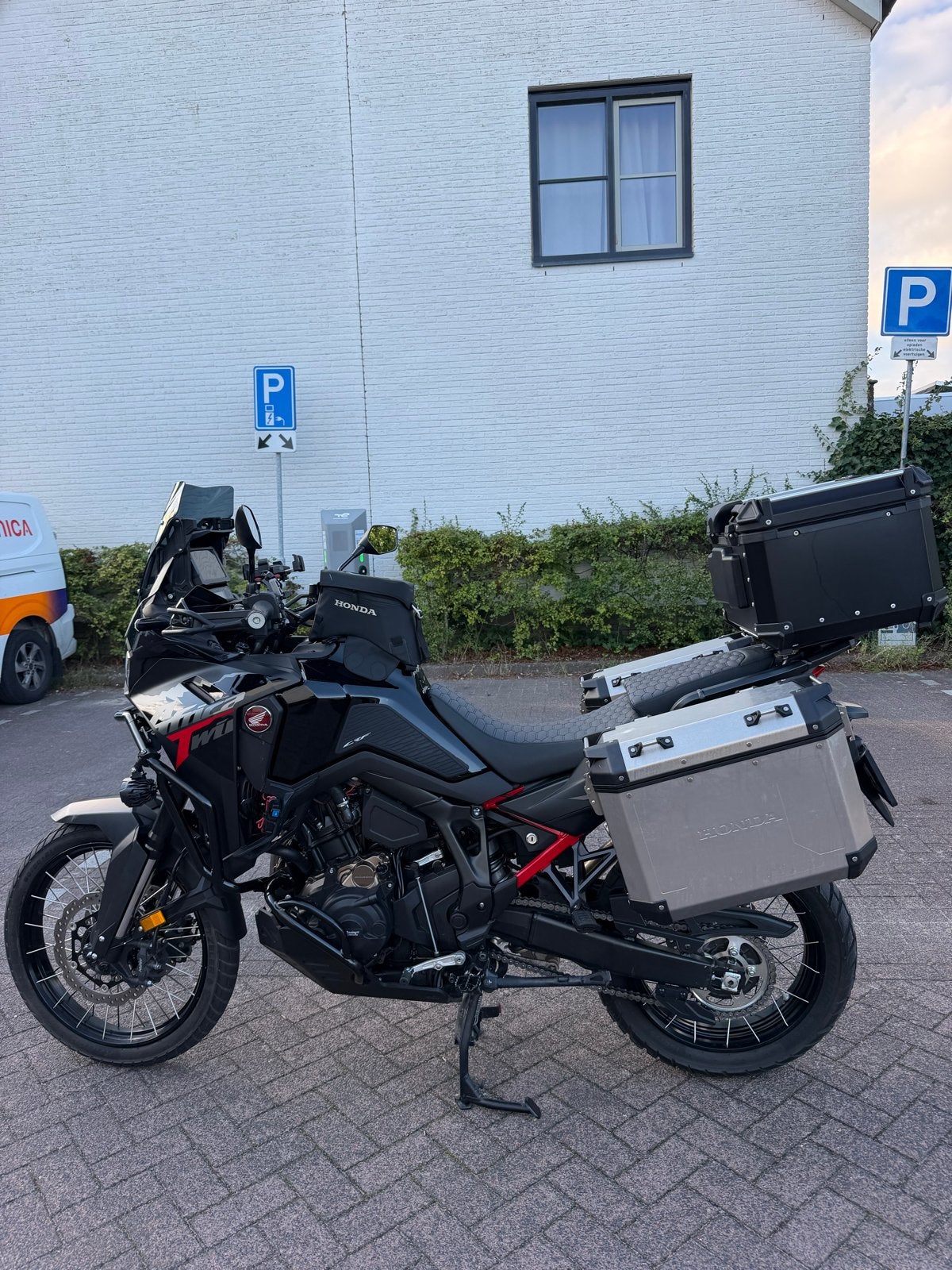 Honda CRF1100L Africa Twin 2025 | 6.740 km | Akrapovič, Motoren, 2 cilinders, Occasion, Motorrijbewijs A, Traction Control
