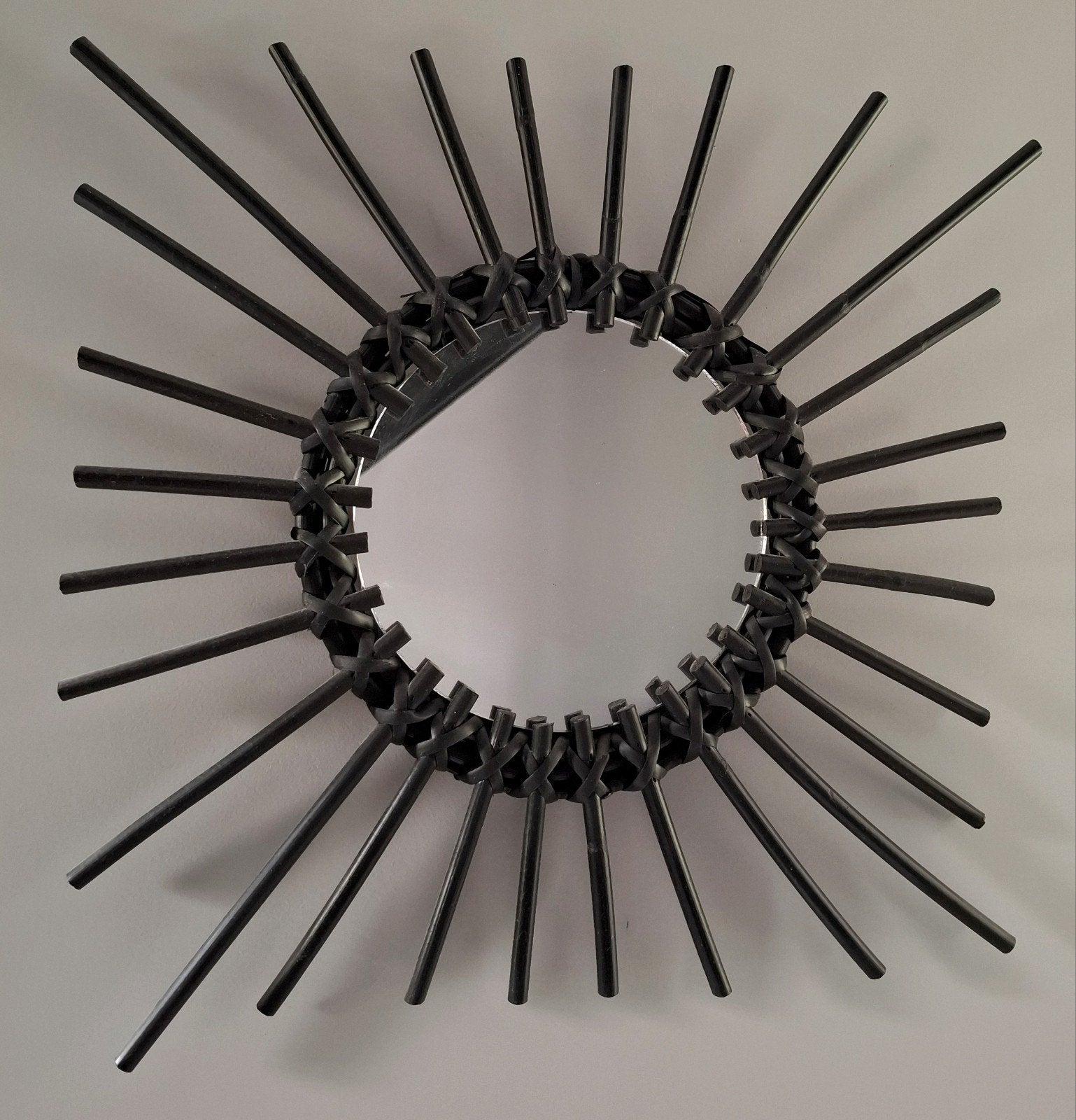Zwarte bamboe spiegel, Huis en Inrichting, Woonaccessoires | Spiegels, Ophalen of Verzenden, Gebruikt, Rond, 50 tot 75 cm