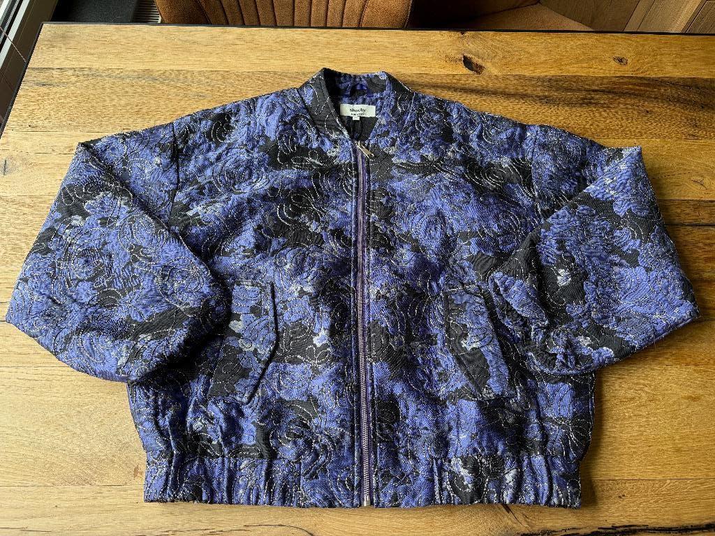 Shoeby x Monica Geuze paarse jacquard bomberjas, Kleding | Dames, Jasjes, Kostuums en Pakken, Paars, Nieuw, Ophalen of Verzenden