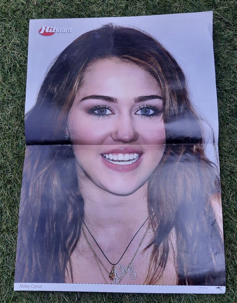 Poster 2x A4 Hitkrant 2009 Miley Cyrus / Tokio Hotel / Kesha, Ophalen of Verzenden, Gebruikt, A1 t/m A3, Muziek
