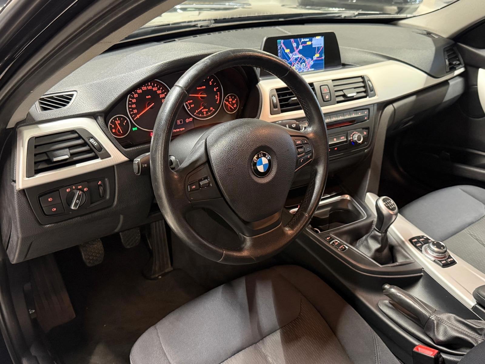 BMW 3-serie 316i High Executive LED|NAVI|STOELVERWARM.., Auto's, 1360 kg, Euro 5, Gebruikt, Zwart