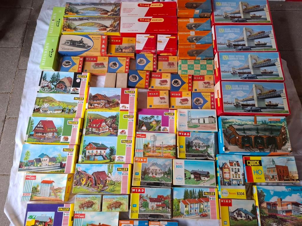 Grote partij van 158 spoorbaan huizen gebouwen treinbaan, Hobby en Vrije tijd, Modeltreinen | H0, Overige merken, Gelijkstroom of Wisselstroom