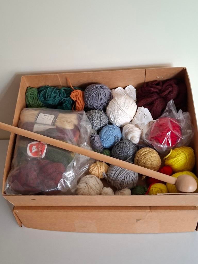Verschillende bolletjes wol, en houten breipen., Hobby en Vrije tijd, Breien en Haken, Ophalen, Breien of Haken, Wol of Garen
