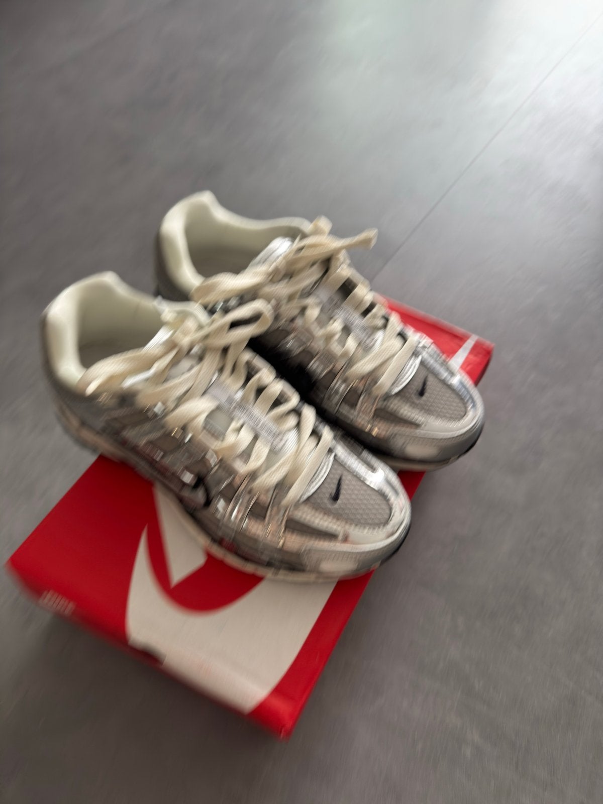 Nike P-6000 Metallic Silver Sneakers maat 38,5, Ophalen, Nieuw, Grijs, Sneakers of Gympen