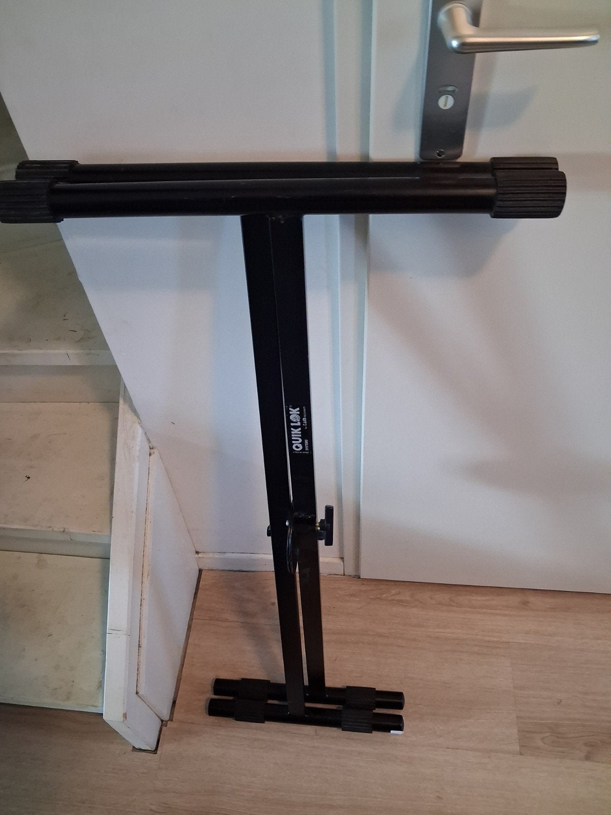 Quik Lok Keyboardstandaard - Zwart, zgan!, Ophalen of Verzenden, Gebruikt, Instrumentstandaard, Keyboard of Synthesizer
