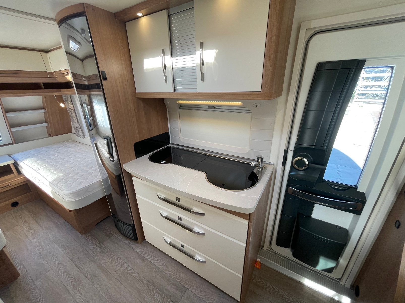 Foto 13 van Hobby 495 UL uit 2019 | 2 bedden | Mover | Luifel | Voortent