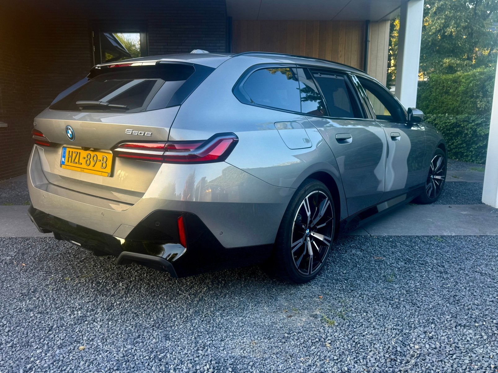 BMW 5-Serie 550e 490pk Xdrive Aut 2025 Grijs, Auto's, 2000 kg, Stationwagon, 2998 cc, Zilver of Grijs