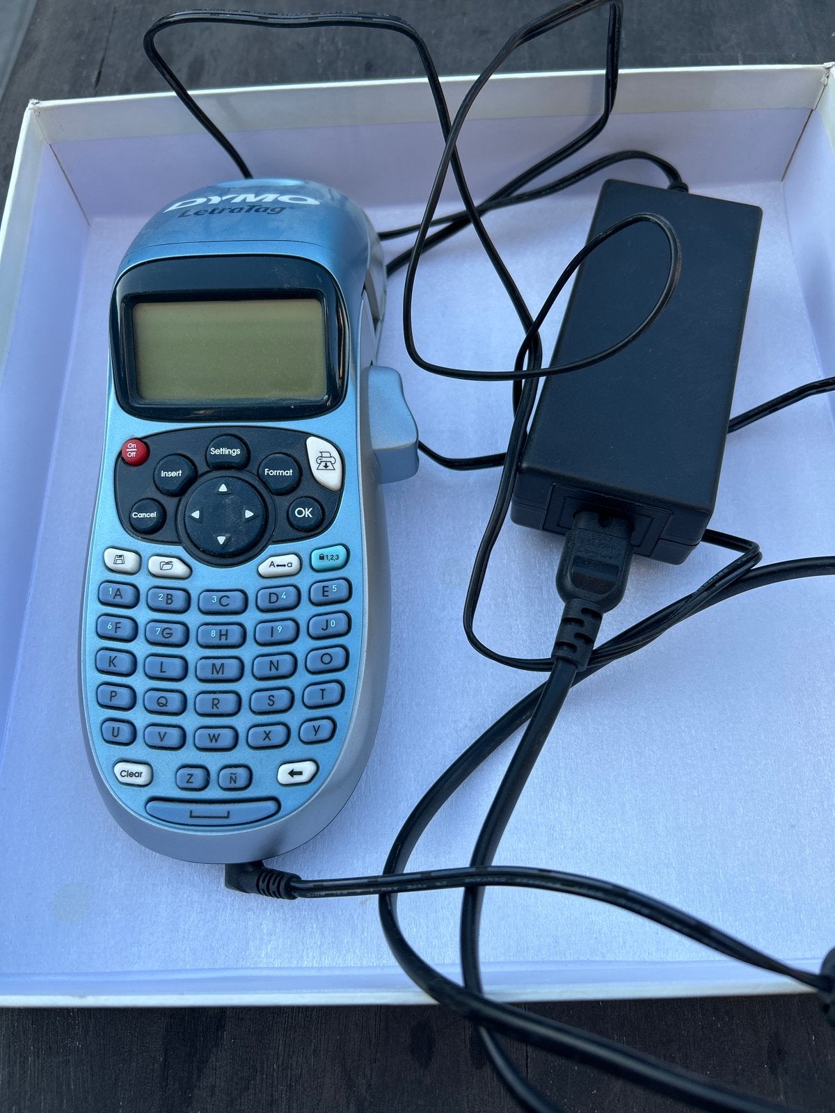 Dymo LetraTag labelprinter met adapter, Computers en Software, Labelprinters, Ophalen of Verzenden, Zo goed als nieuw, Qwerty