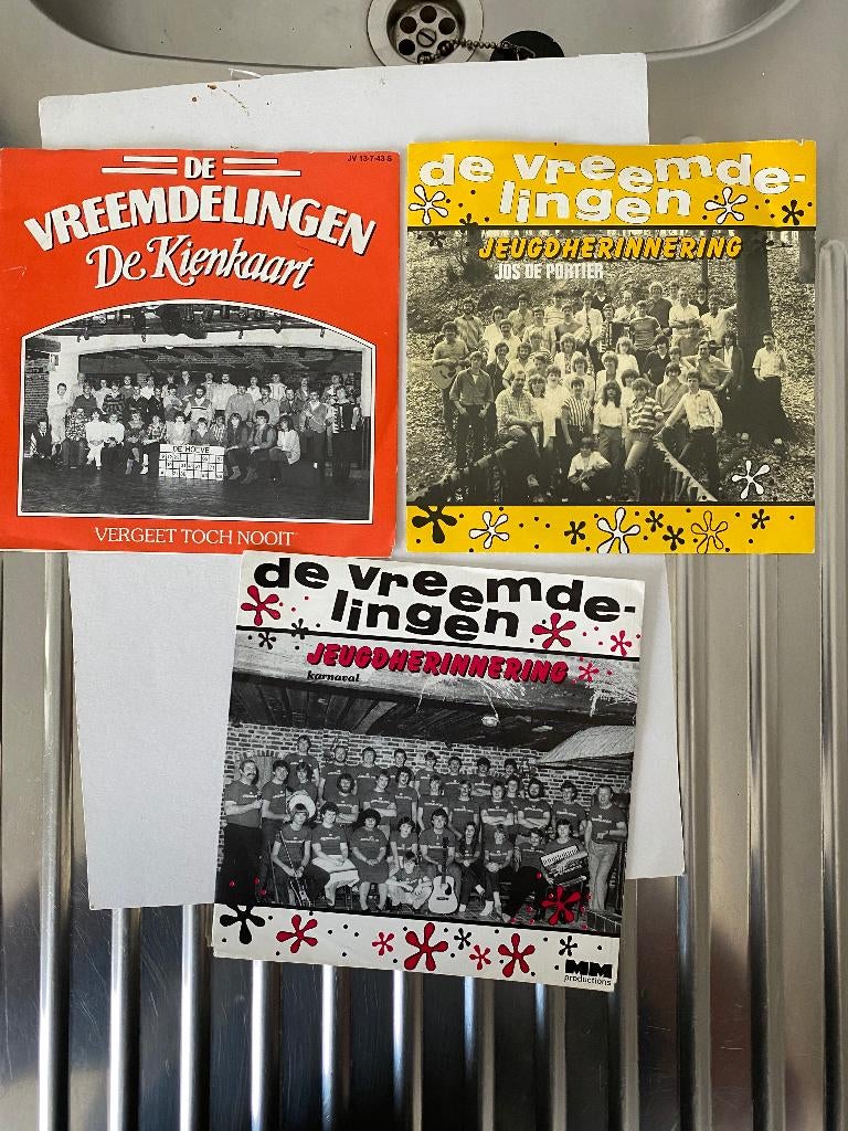 De Vreemdelingen (Groesbeek) 3 singles, 7 inch, Zo goed als nieuw, Nederlandstalig, Single