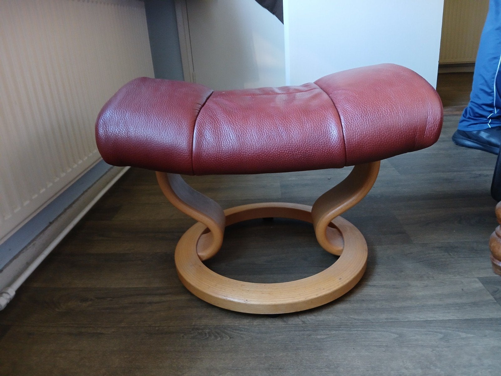 Voetenbankje rood leer met houten onderstel, Ophalen, Gebruikt, Hout, Rechthoekig