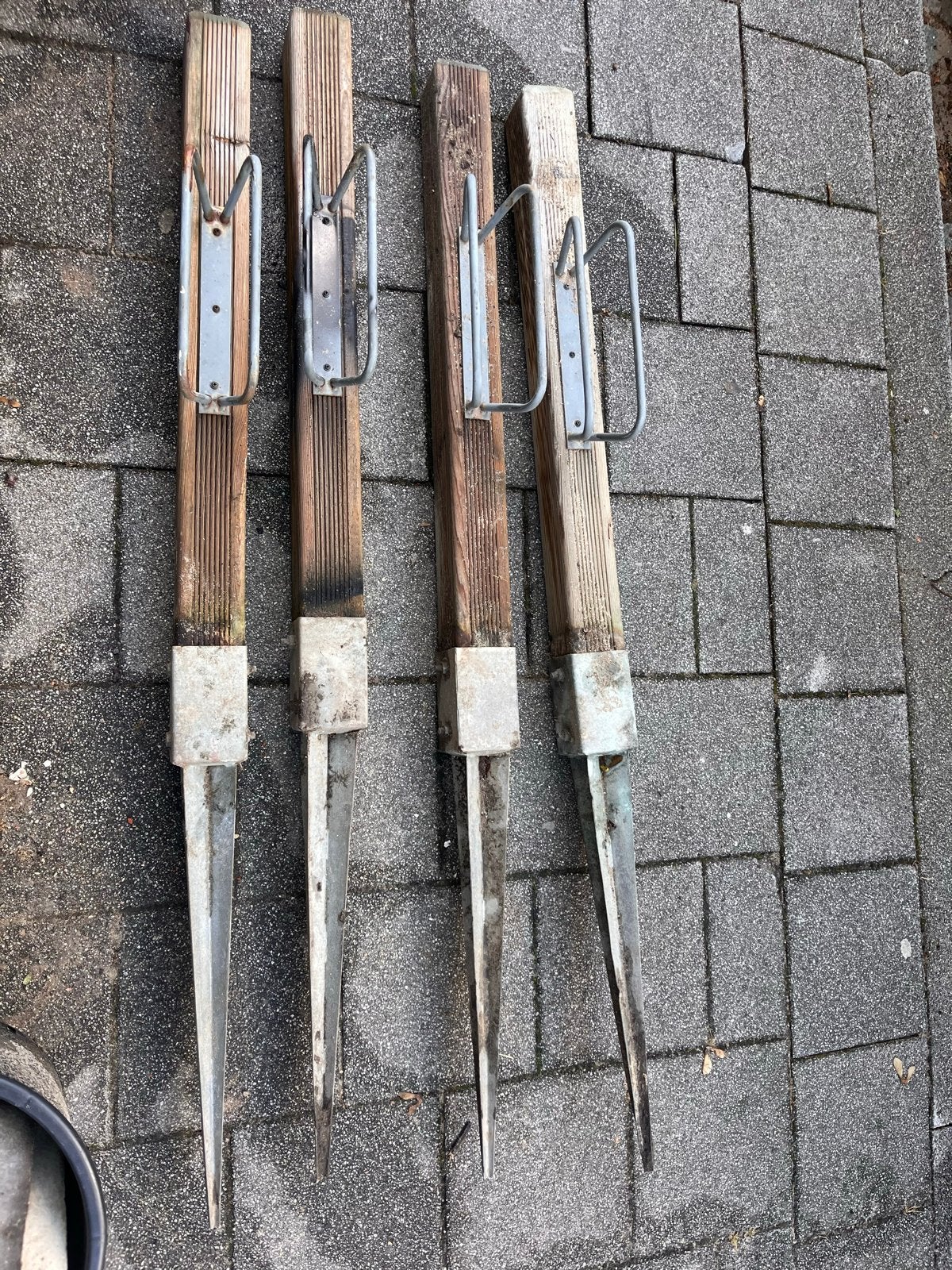 4 Houten Fietsaanleunpalen met Metalen Beugels en Grondpenne, Ophalen, Gebruikt