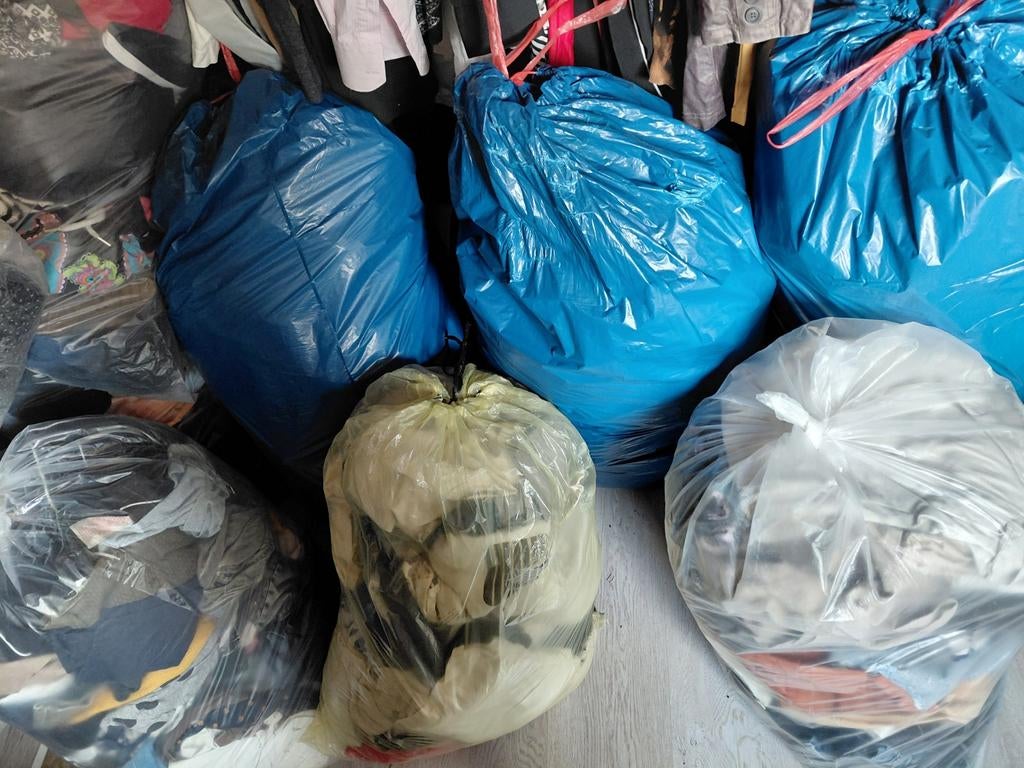 Opkoper gezocht: ruim 15 ...zakken 2e hands kleding, Diverse merken, Ophalen, Gedragen