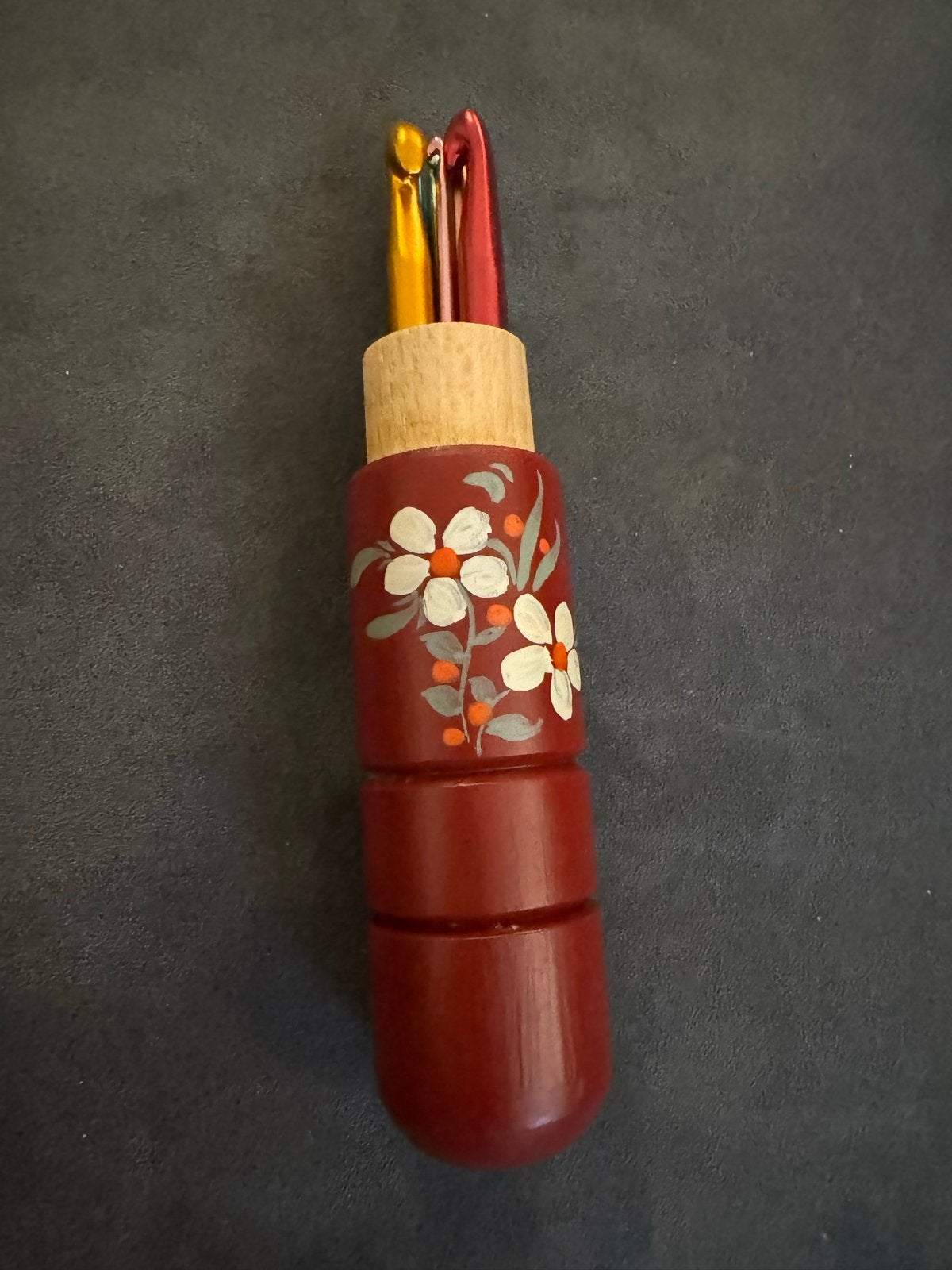 Vintage Haaknaalden Houten Koker met Bloemen, Ophalen of Verzenden, Gebruikt, Haken, Naald