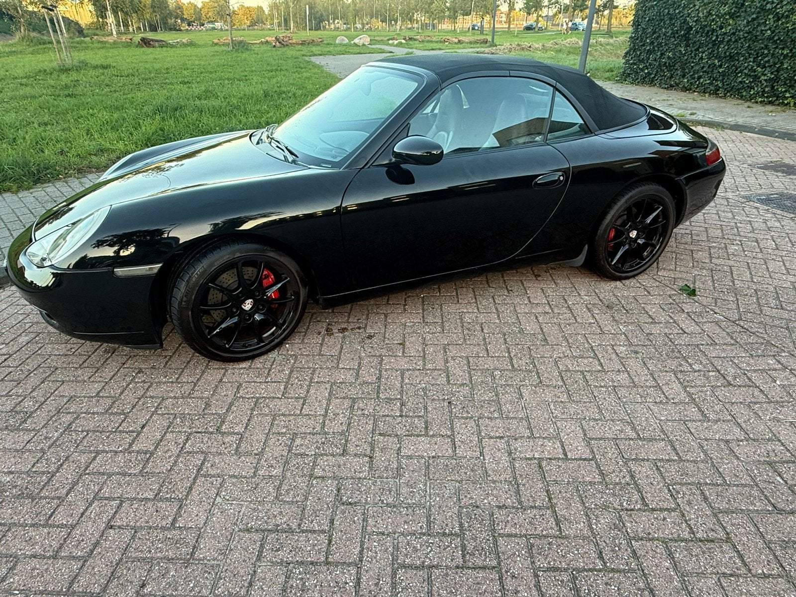 Porsche 911 Cabrio 3.4 Carrera Tiptronic – Zwart – 301 PK, Automaat, Zwart, Cabriolet, 4 stoelen