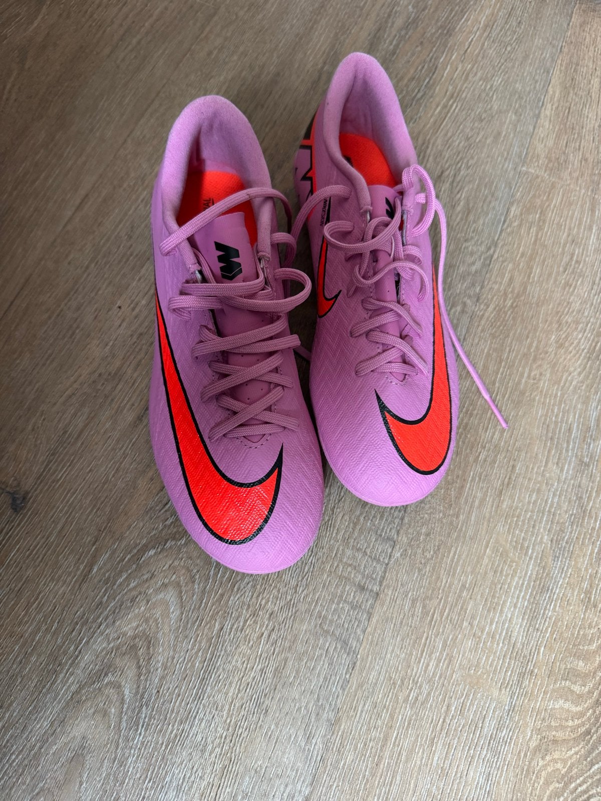 Nike Voetbalschoenen - Roze/Oranje - Maat 36, Ophalen of Verzenden, Zo goed als nieuw, Schoenen