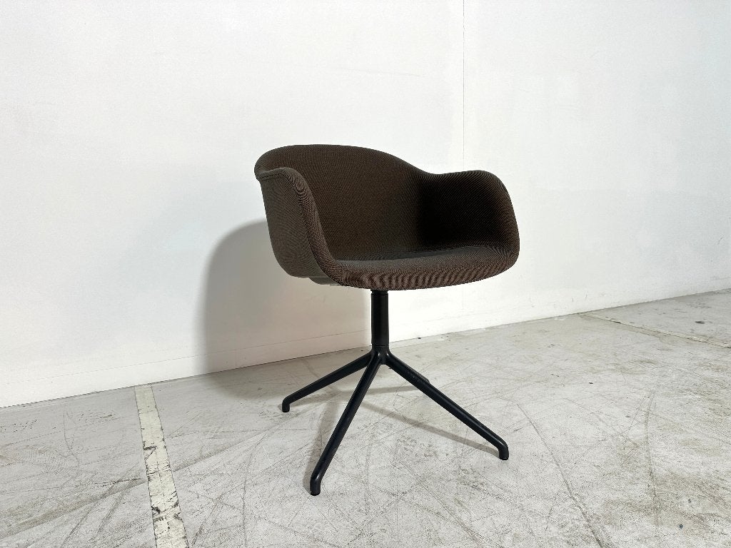 Muuto Fiber Armchair taupe - vast onderstel, Ophalen, Scandinavisch design, Østergade 36, 1100 København K, Denemarken, Bruin