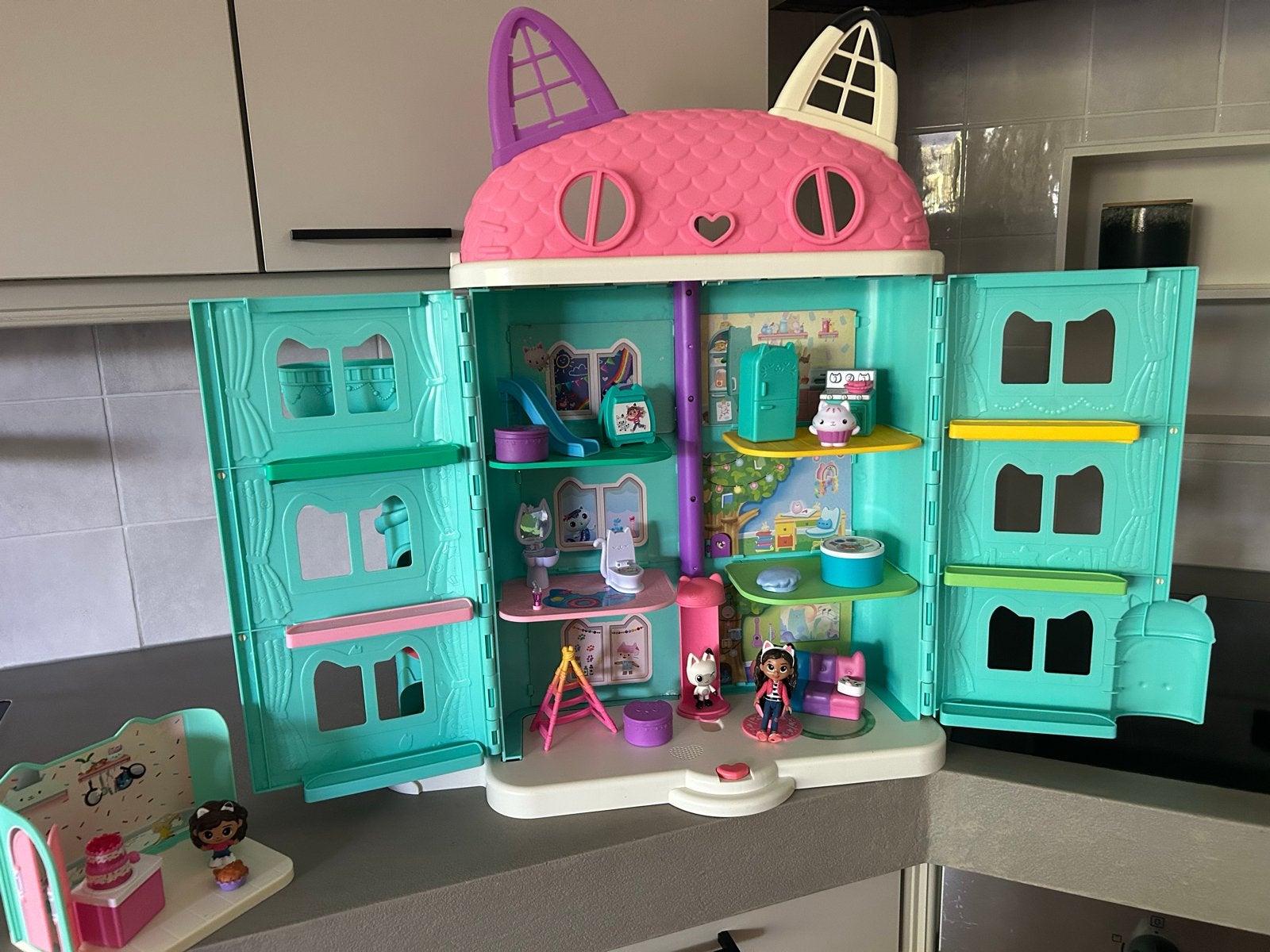 Gabby's Poppenhuis met diverse accessoires, Ophalen, Gebruikt, Poppenhuis