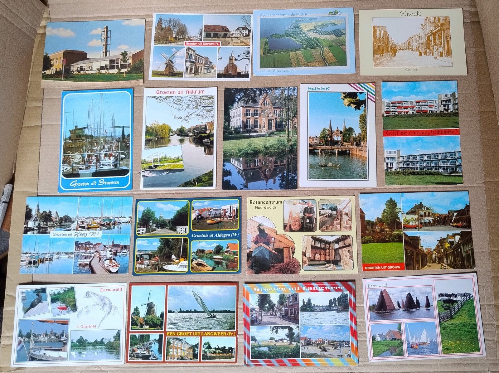 32 ansichtkaarten met thema Friese dorpen jaren 80/90, Ophalen of Verzenden, 1980 tot heden, Gelopen, Stad of Dorp