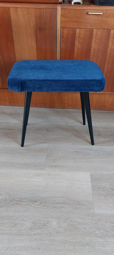Voetenbankje velours blauw met zwarte pootjes, Ophalen, Minder dan 50 cm, Vintage chique, Minder dan 50 cm