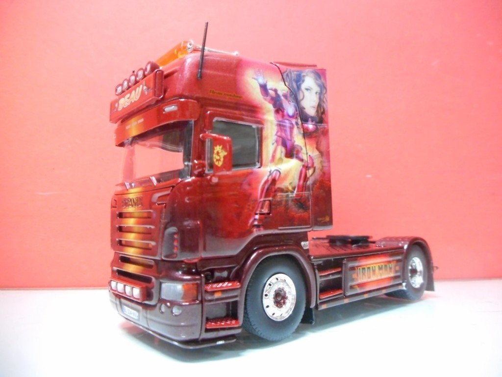 TEKNO SCANIA R-SERIE BEAU - IRON MAN, FRANKRIJK 86899, Hobby en Vrije tijd, Modelauto's | 1:50, Ophalen of Verzenden, Nieuw, Bus of Vrachtwagen