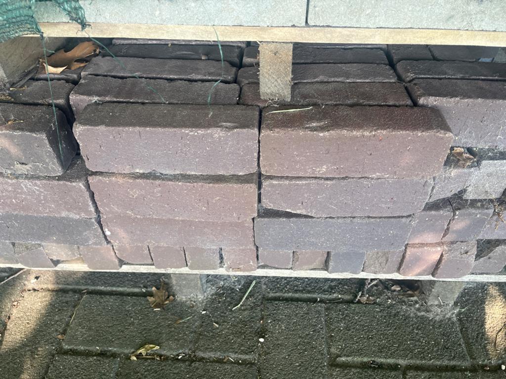 Rode/paarse stenen - 1 pallet, 4 rijen hoog, Ophalen, Gebruikt, Bakstenen
