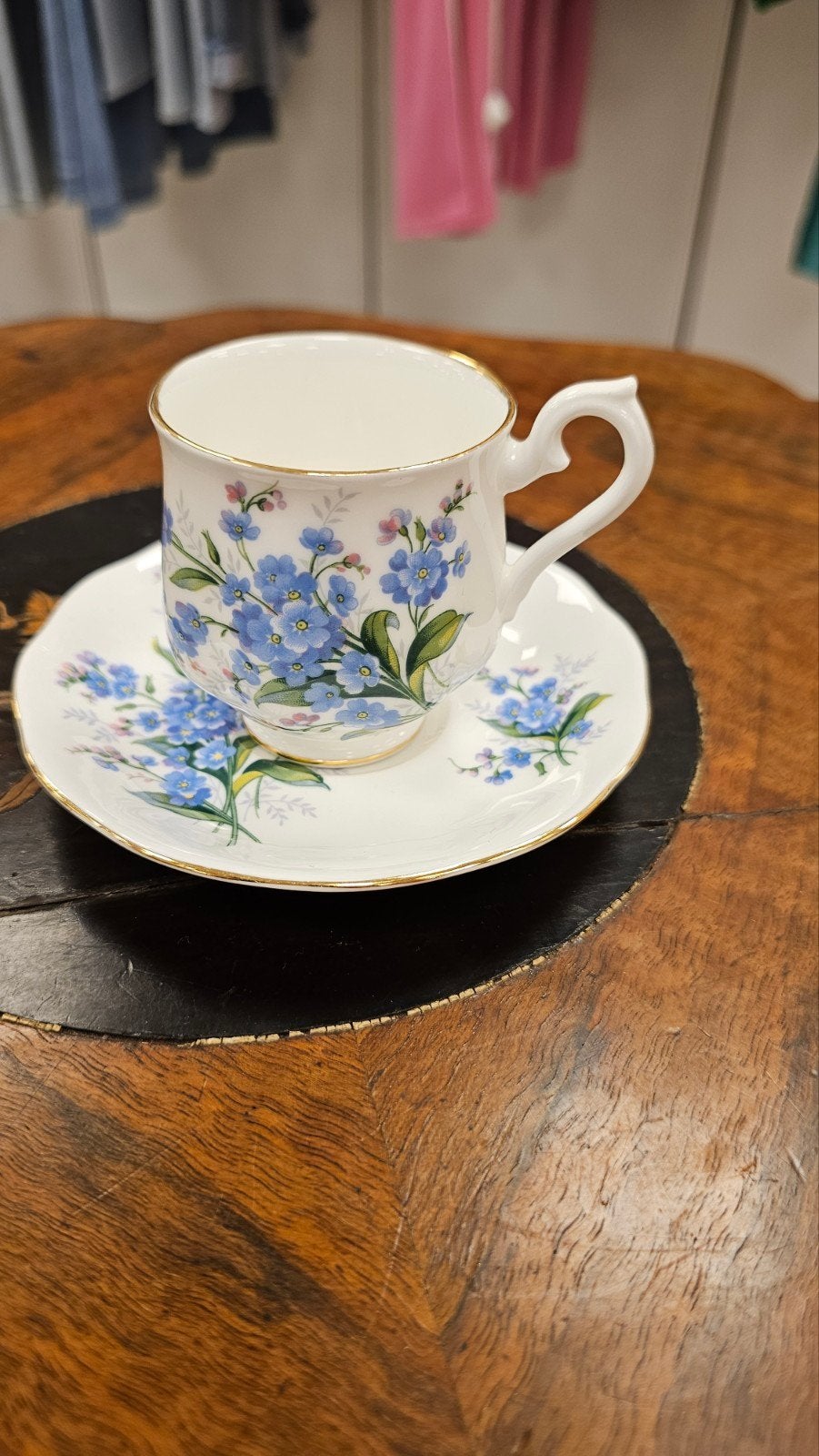 Royal Albert Forget-Me-Not kop en schotel – Bone China Engla, Verzamelen, Porselein, Kristal en Bestek, Ophalen of Verzenden, Zo goed als nieuw