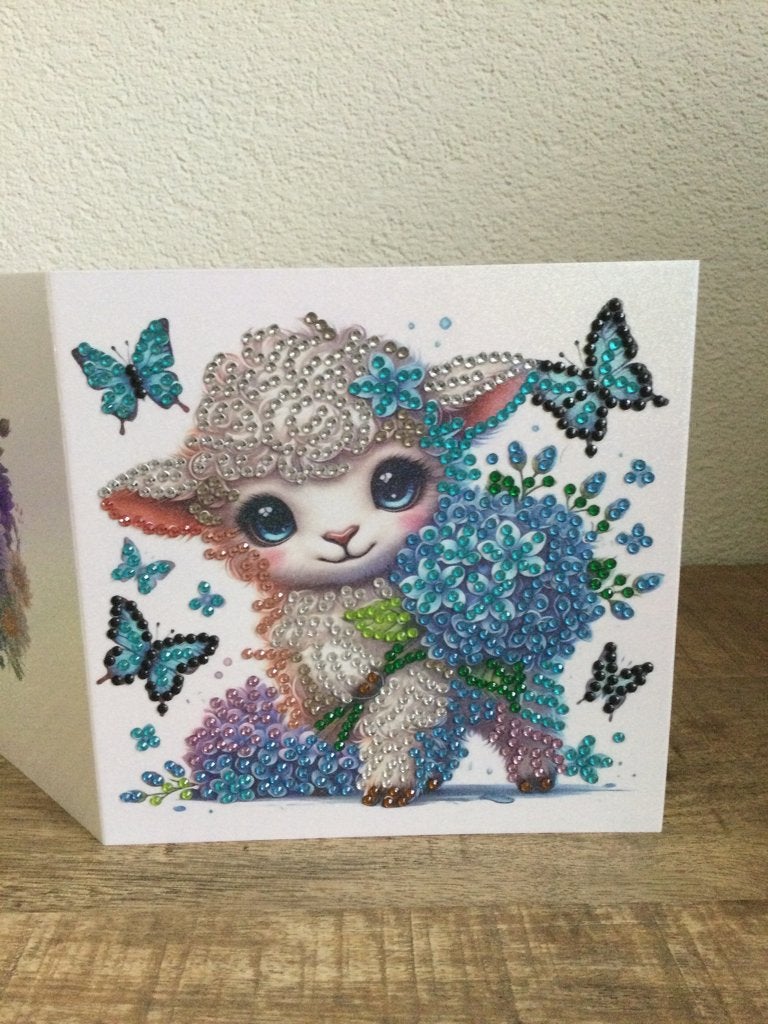 Diamond painting wenskaart lammetje met vlinders, Hobby en Vrije tijd, Kaarten | Zelfgemaakt, Ophalen of Verzenden, Zo goed als nieuw