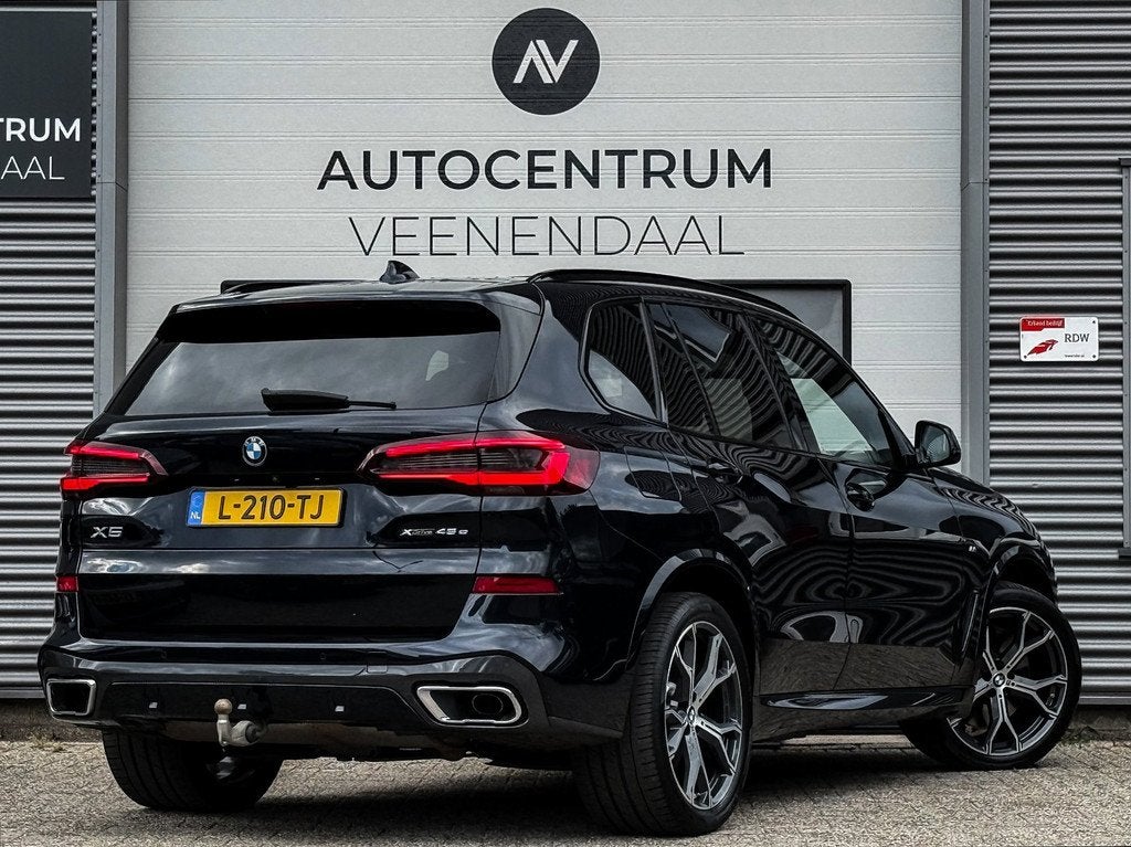 BMW X5 XDrive45e High Executive 3X M-SPORT B&W/TREKHAAK/PANO, Auto's, 394 pk, Zwart, Vierwielaandrijving, Hybride Elektrisch/Benzine