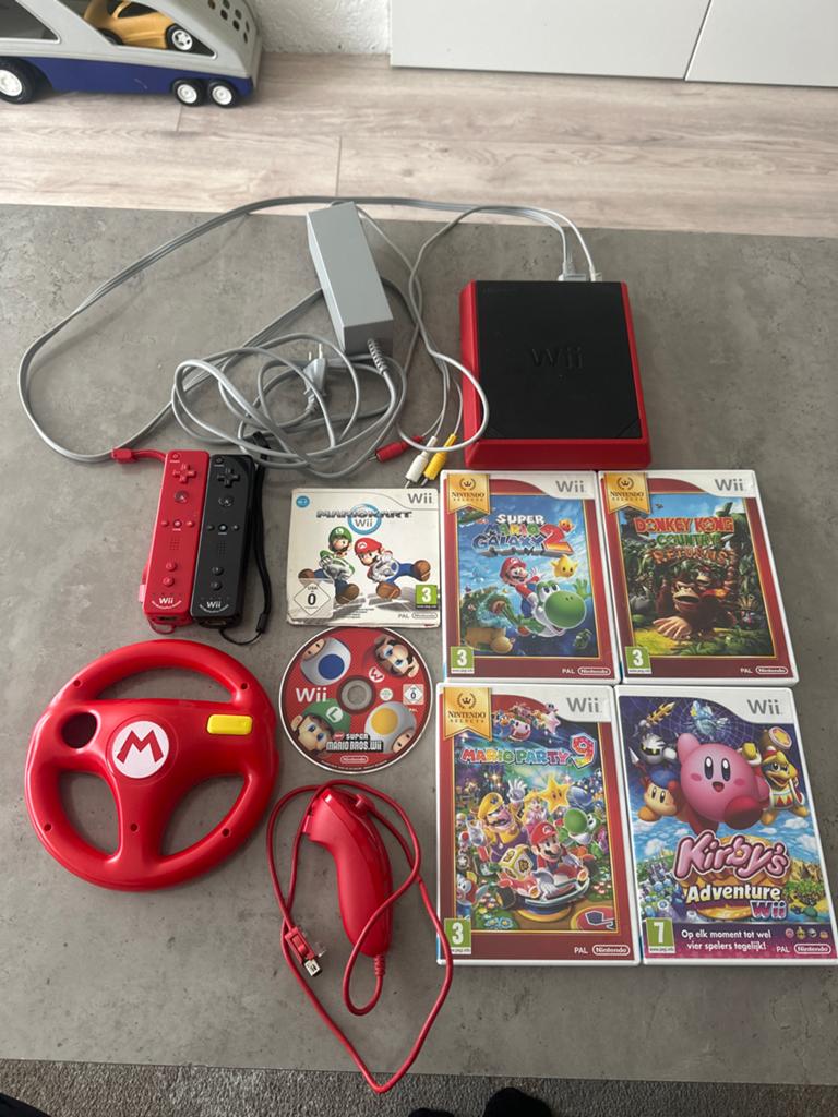 Rode Nintendo Wii bundel met 2 controllers en 6 games, Ophalen of Verzenden, Zo goed als nieuw, Met 2 controllers, Met games