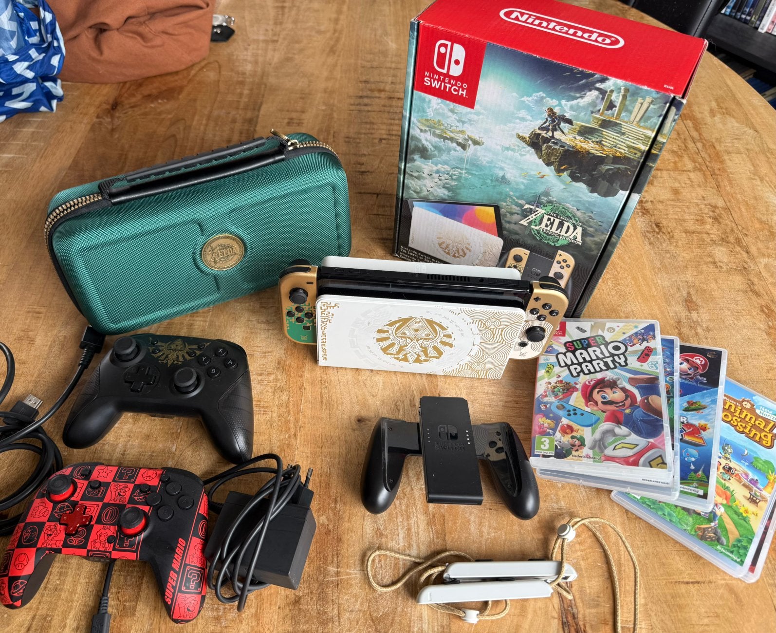 Nintendo Switch OLED Zelda editie, Spelcomputers en Games, Spelcomputers | Nintendo Switch, Met games, Met 2 controllers, Zo goed als nieuw