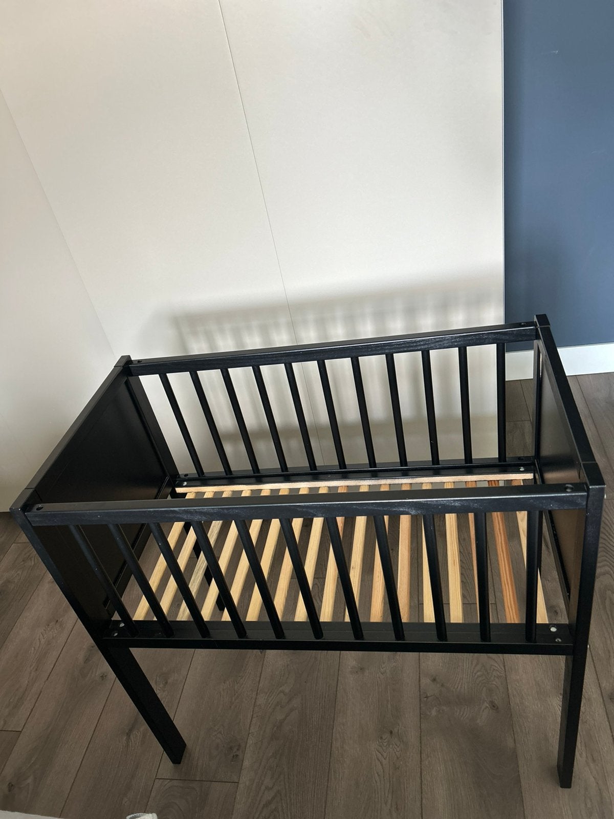 Zwarte co-sleeper incl. matrasje, lakens en hoeslakens, Ophalen, Zo goed als nieuw, Wieg
