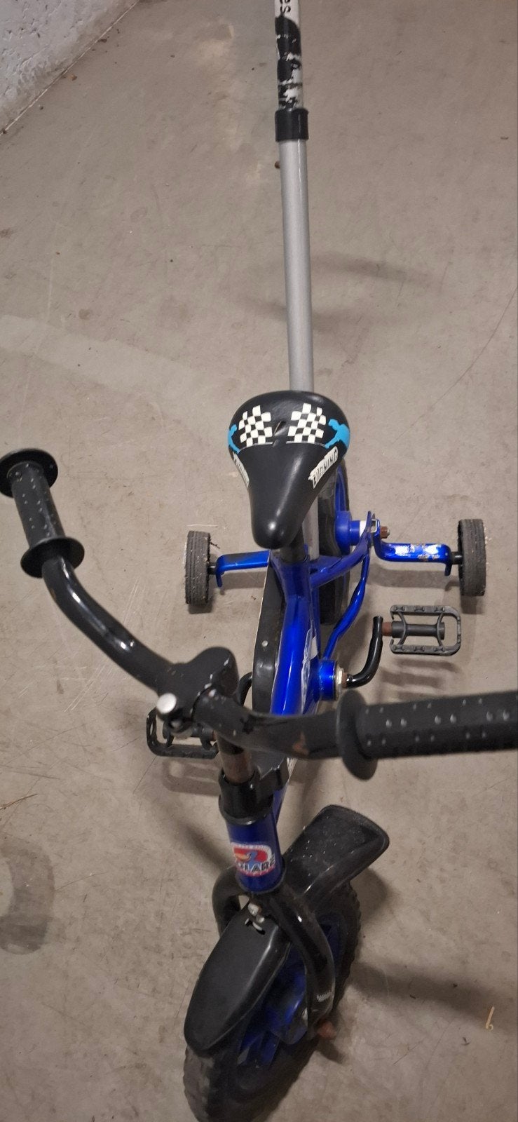 Blauwe kinderfiets met duwstang en zijwieltjes, Fietsen en Brommers, Ophalen, Terugtraprem, Zijwieltjes, Gebruikt