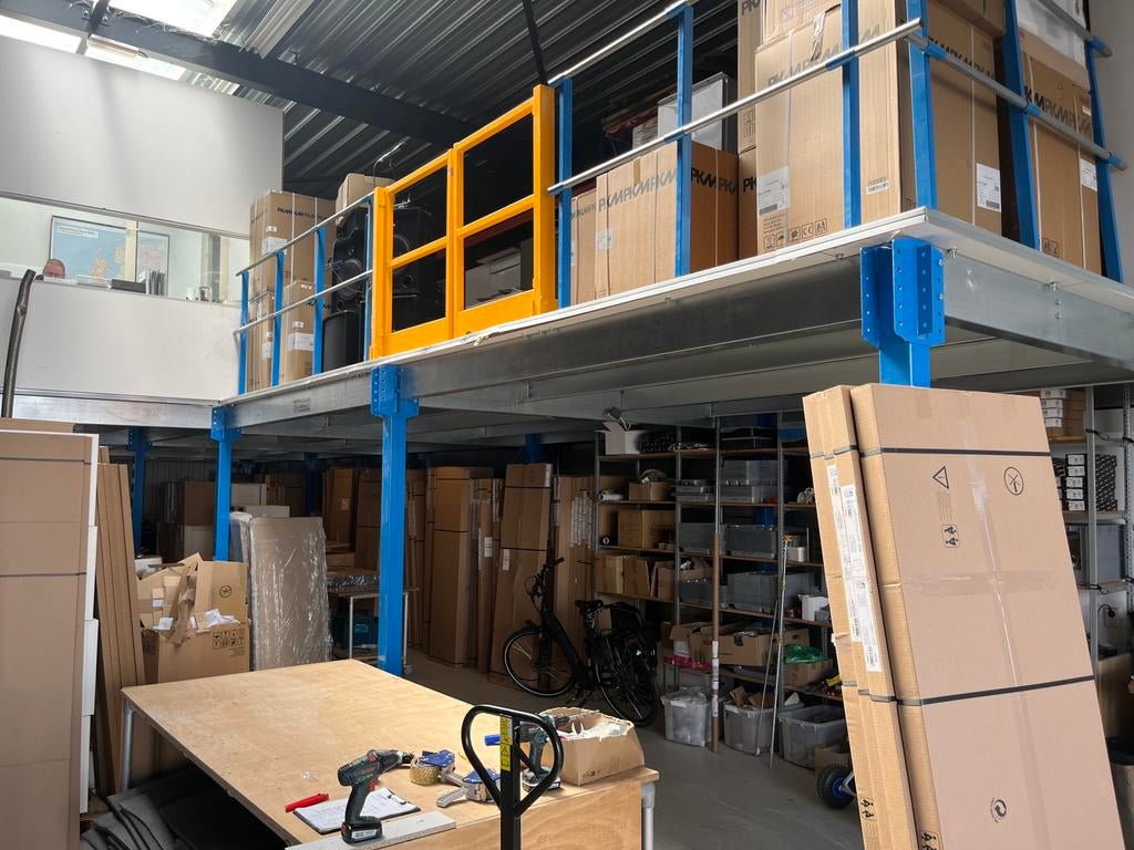 Entresolvloer 80m2 tussenvloer trap en hekwerk, Opslag